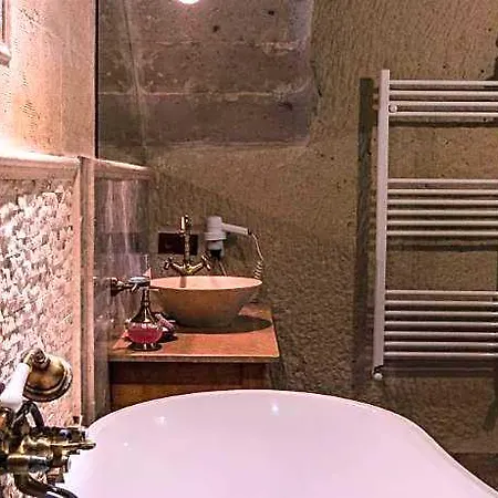 Seki Cave - Wake Up To Hot Air Balloons Hotel