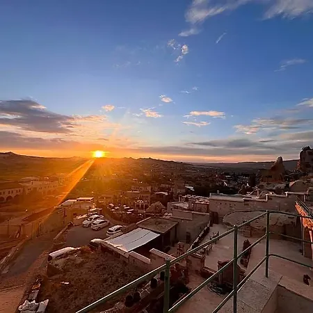 Hotel Seki Cave - Wake Up To Hot Air Balloons