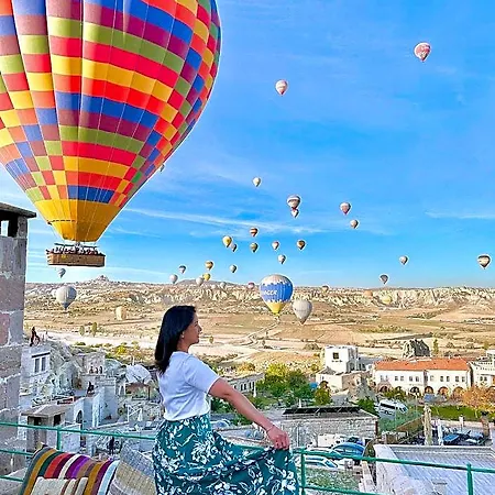 Hotel Seki Cave - Wake Up To Hot Air Balloons